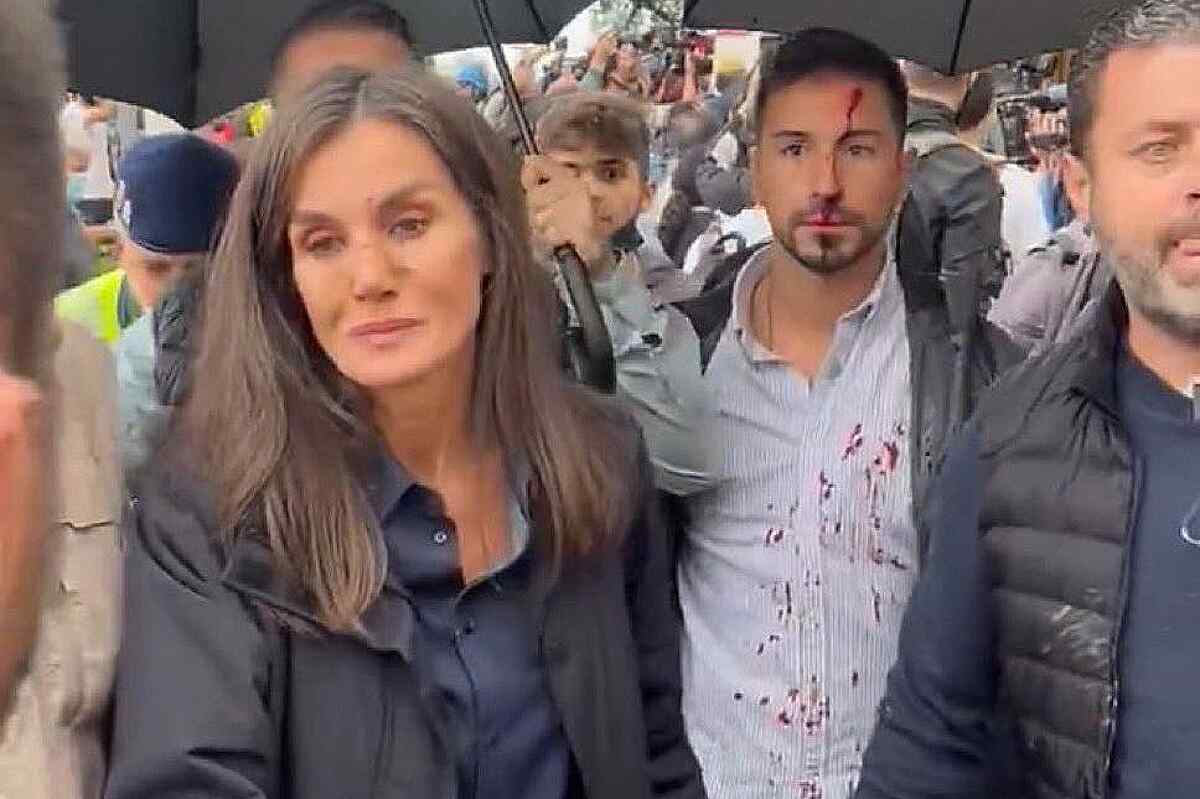 Enfrentamiento en Paiporta: La visita de los reyes y Pedro Sánchez desata protestas en una comunidad devastada por la DANA
