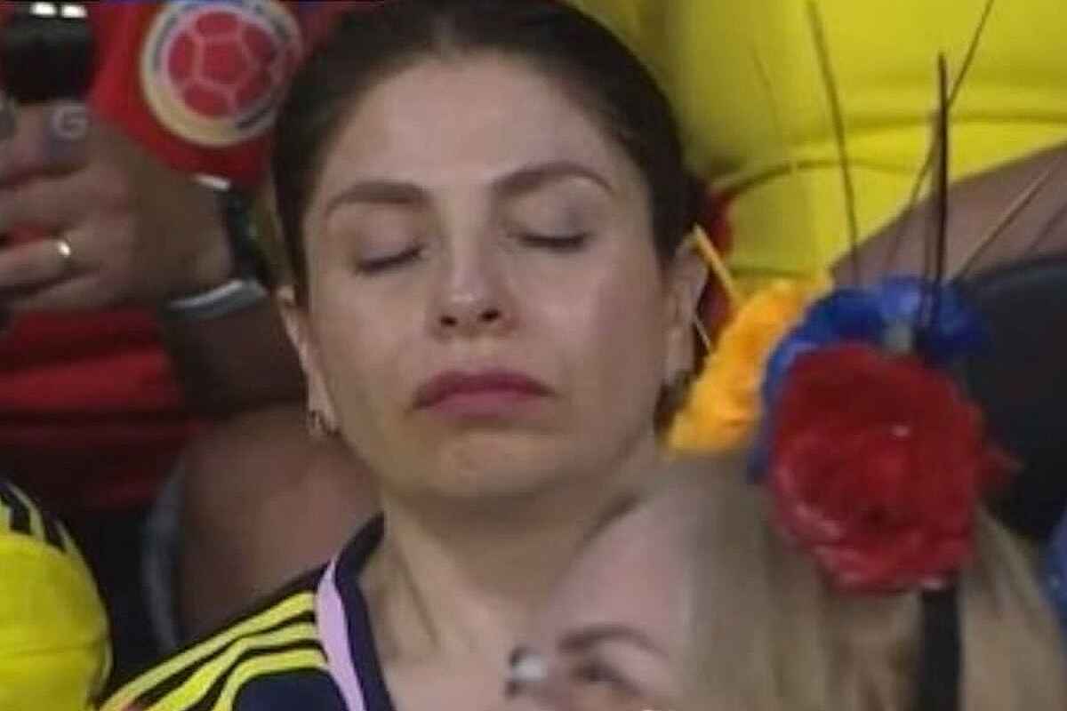 La mujer que se convirtió en viral al dormir en pleno partido de la Selección Colombia