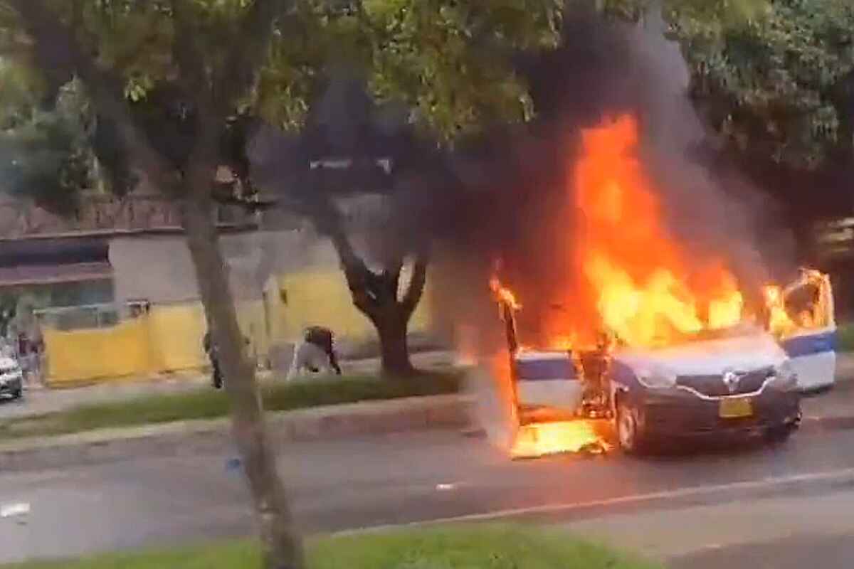 Caos en Medellín: manifestantes encapuchados bloquean Avenida Las Vegas y queman vehículo oficial