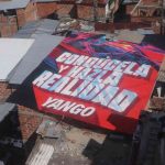 ¡Impresionante transformación en la Comuna 13! Yango y Casa Kolacho han renovado techos y creado obras de arte en el barrio