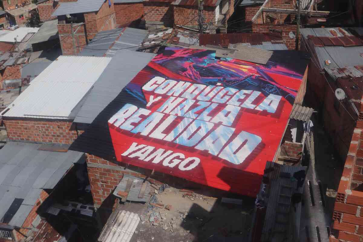¡Impresionante transformación en la Comuna 13! Yango y Casa Kolacho han renovado techos y creado obras de arte en el barrio