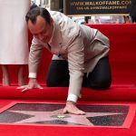 Jude Law recibe una estrella en Hollywood en honor a tres décadas de pasión al cine