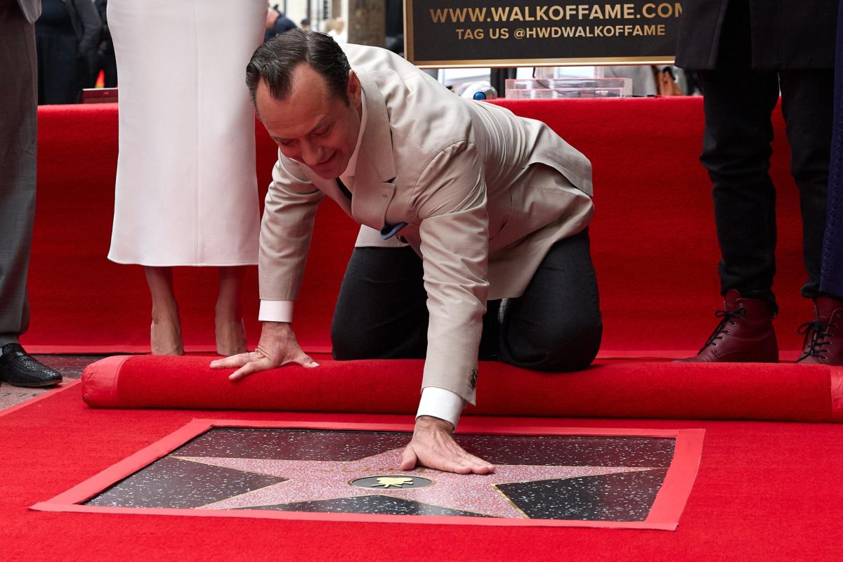 Jude Law recibe una estrella en Hollywood en honor a tres décadas de pasión al cine