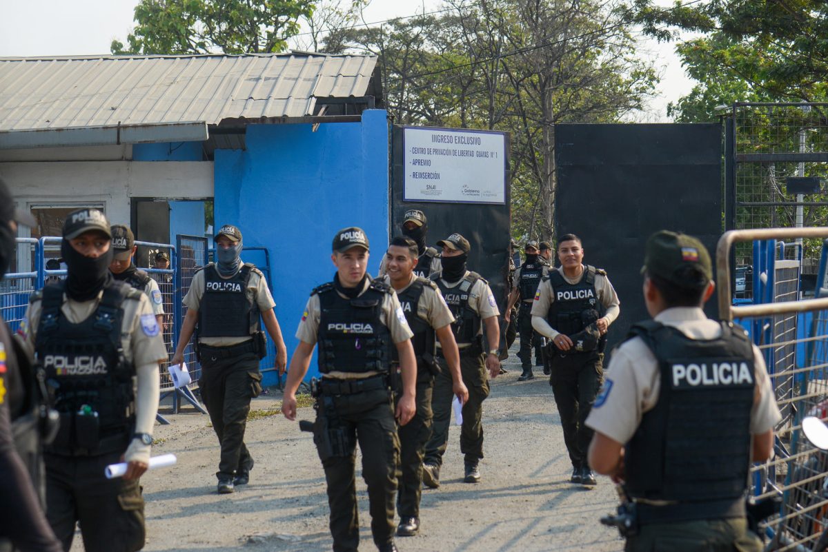 Procesan por terrorismo a presos y guardias por ataque con granadas en cárcel de Ecuador