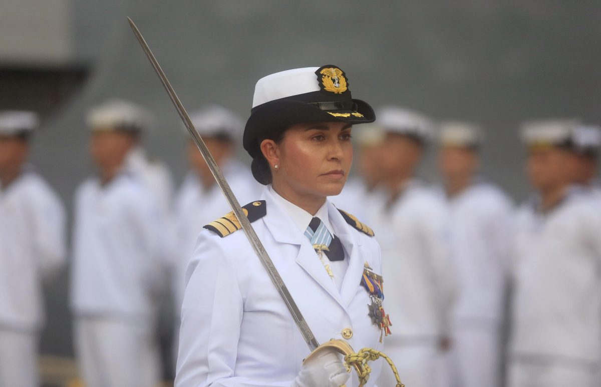 Una mujer asume comandancia de un buque de guerra de la Armada por primera vez en Colombia
