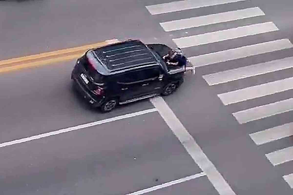 Mujer colombiana arrastra a un ciclista ruso en pleno Belgrano: Impactantes imágenes del incidente