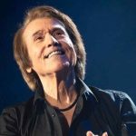 Raphael padece un linfoma cerebral: el cantante seguirá unos días más en el hospital