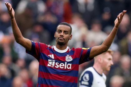 1-2. Isak dispara al Newcastle