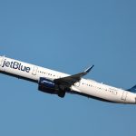 EE.UU. multa con dos millones de dólares a JetBlue por los retrasos crónicos de sus vuelos