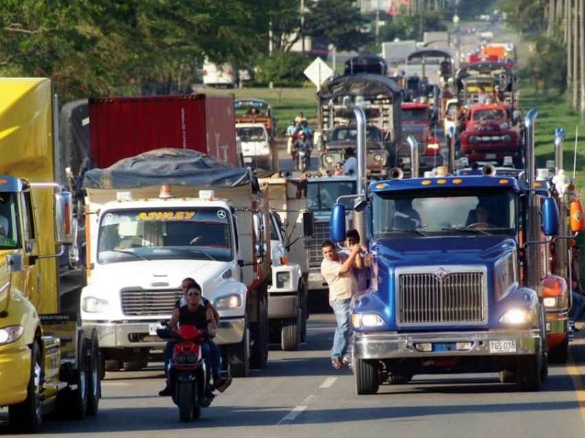 Transportadores en desacuerdo con el Gobierno por el alza del diésel