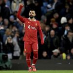 0-2. Salah resuelve la 'Premier'
