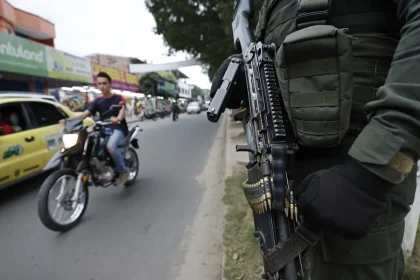 Fotografía de archivo de un miembro de la policía en el departamento colombiano de Arauca. EFE/ Mauricio Dueñas Castañeda