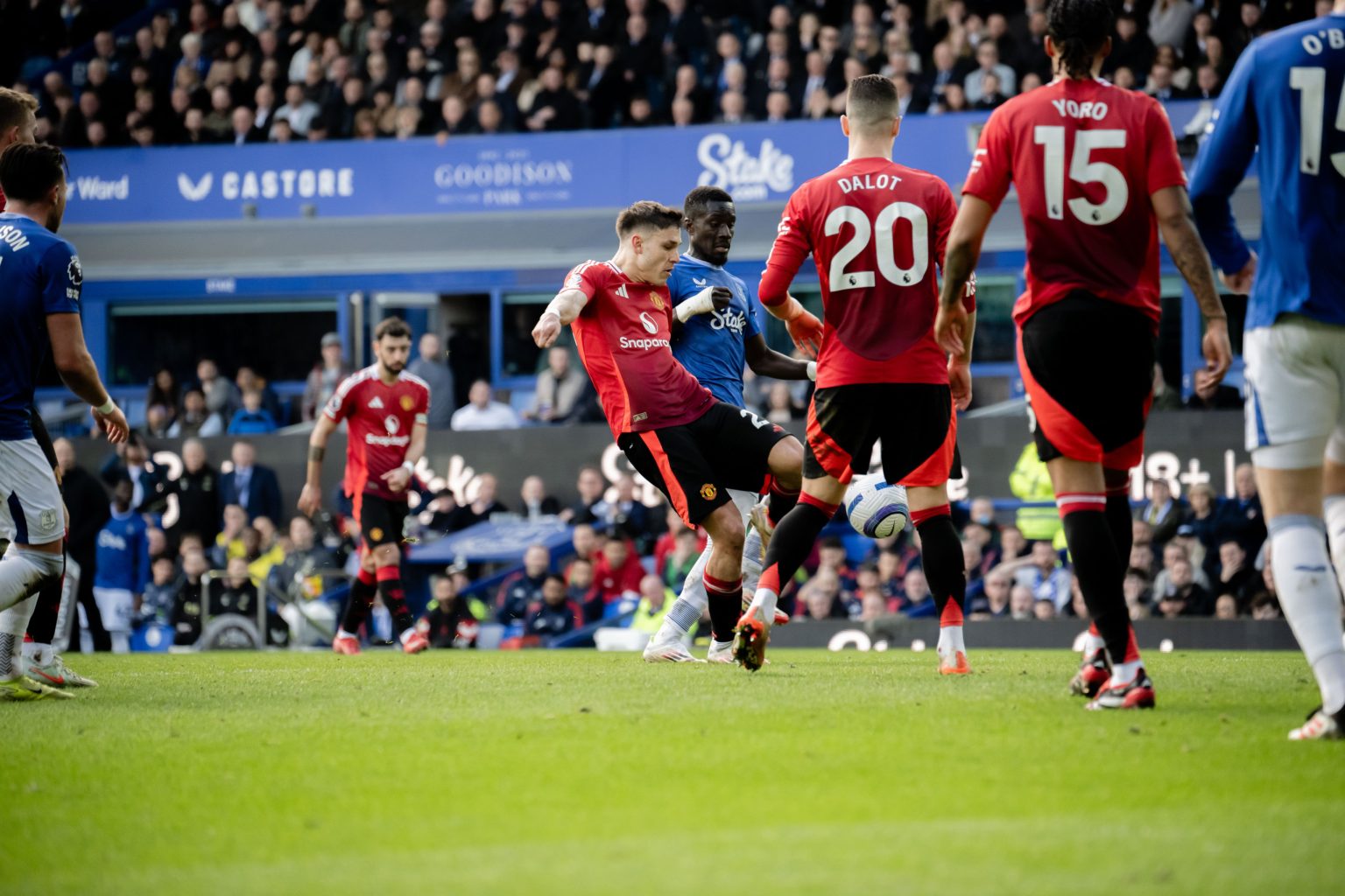 Un desteñido Manchester United rescata empate ante Everton