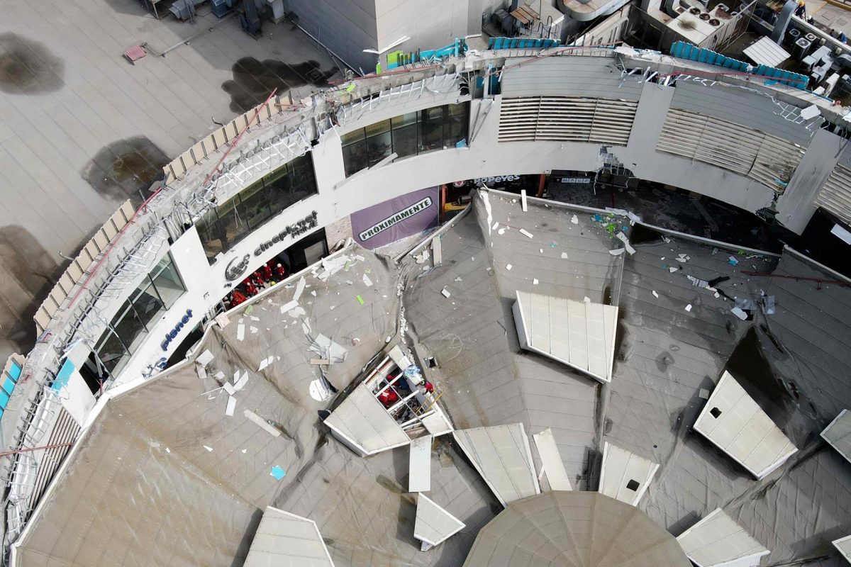 Suben a cuatro los muertos tras desplomarse parte del techo de un centro comercial en Perú