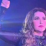 alicia Villarreal hace símbolo de violencia domestica en pleno concierto