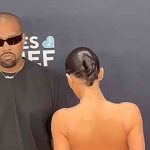 Bianca Censori causa revuelo en los Grammys con un look completamente transparente