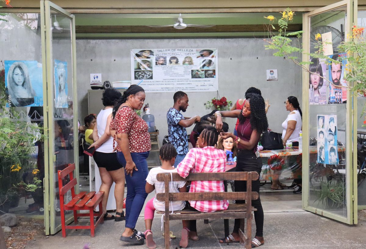 Migrantes en México trabajan en la informalidad tras dejar la meta de ir a EEUU por Trump