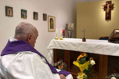 Vaticano comparte imagen del Papa Francisco escuchando el Ángelus