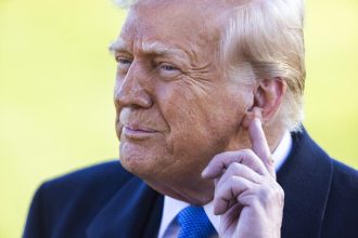 Trump se alza con una pequeña victoria en su intento de cancelar admisiones de refugiados