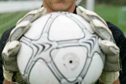 Porteros que retengan el balón más de 8 segundos concederán un córner: nueva regla aprobada por IFAB