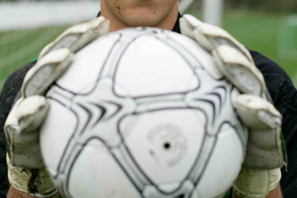 Porteros que retengan el balón más de 8 segundos concederán un córner: nueva regla aprobada por IFAB