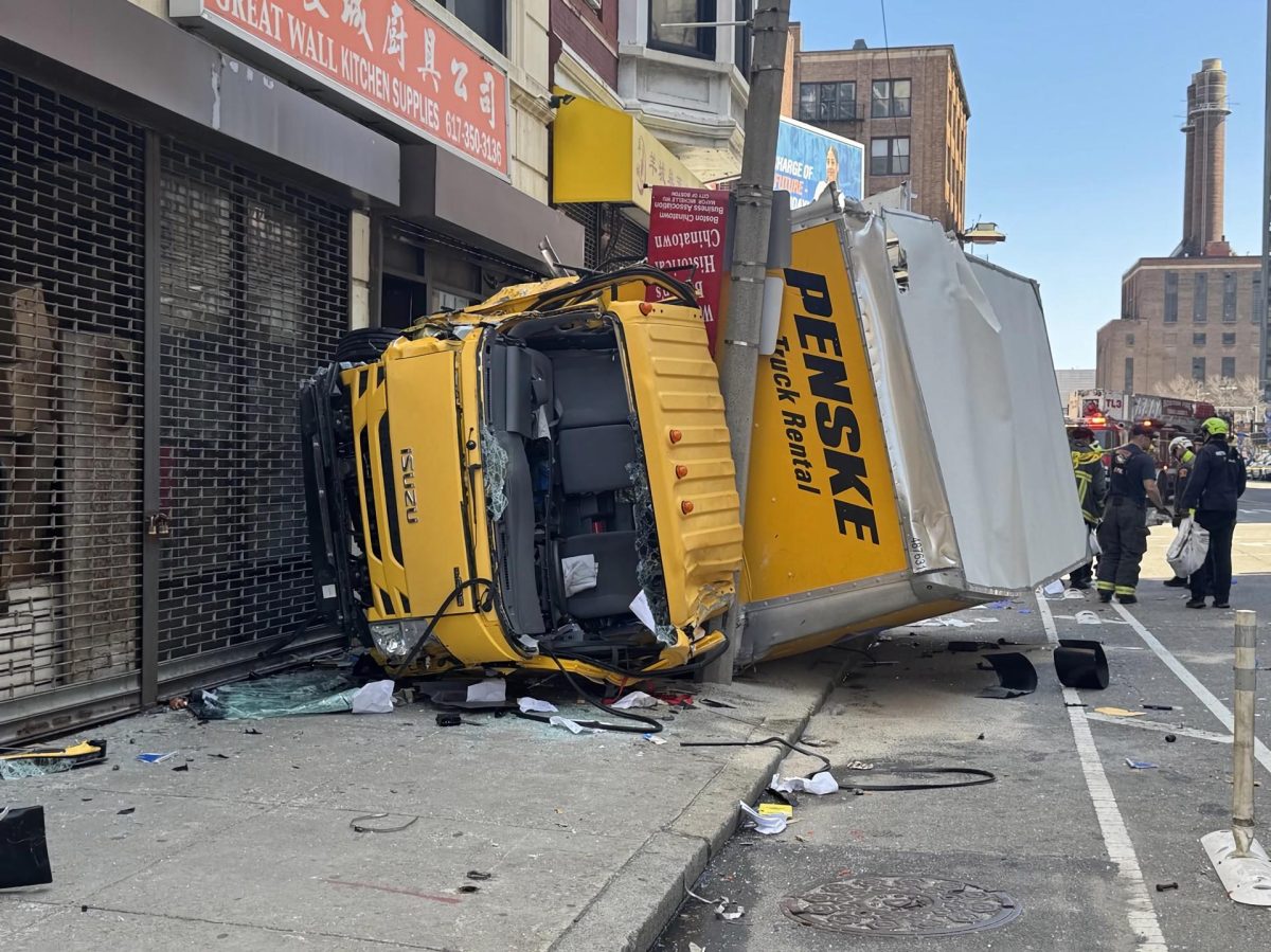 Accidente de camión que saltó a una acera y se volcó deja seis peatones heridos en Boston