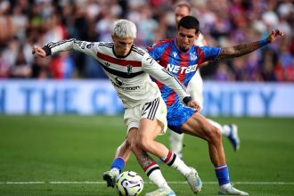 Daniel Muñoz renueva con Crystal Palace hasta 2028