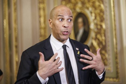 Un demócrata bate el récord del Senado con un discurso de más de 25 horas contra Trump