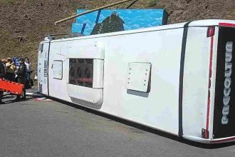 Guatapé: investigan volcamiento de bus con turistas cerca de la Piedra del Peñol