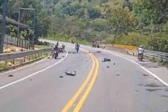 Dos subintendentes de la Policía murieron tras fuerte choque en vía Manizales–Medellín