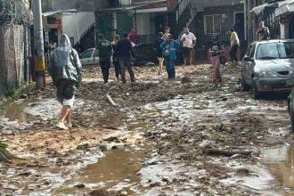 Quebrada Doña María se desborda en San Antonio de Prado: inspeccionan casas tras fuertes lluvias