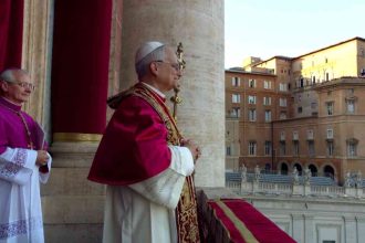 Papa León XIV celebra su primera misa como Papa tras ser elegido en un cónclave ágil