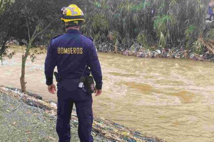 hallazgo cuerpo habitante de calle arrastrado por las lluvias de la 70 en Medellín