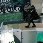 💰 Balacera y robo en centro comercial de Barranquilla: los delincuentes atacaron a los escoltas de Prosegur y escaparon con una tula de dinero → #Noticias #Barranquilla