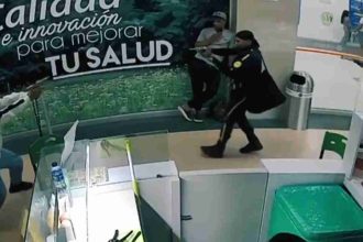 💰 Balacera y robo en centro comercial de Barranquilla: los delincuentes atacaron a los escoltas de Prosegur y escaparon con una tula de dinero → #Noticias #Barranquilla